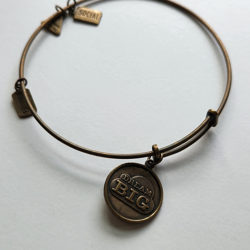 Dream Big Gold Bracelet - Picture 1 of 3